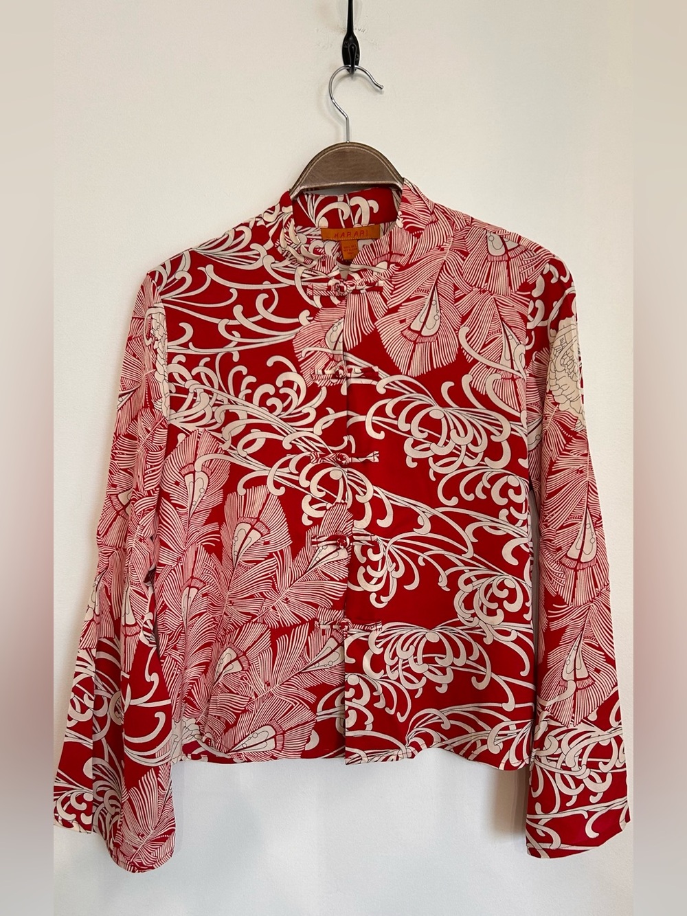 HARARI 100% JAPANESE SILK LONG SLEEVE BLOUSE WITH ORNATE SILK BUTTONS CROPPED